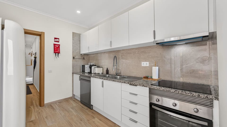 Bright, modern kitchen with everything you need for effortless home cooking.
#ModernLiving #FullyEquipped #HolidayHome #Portugal #Portimão