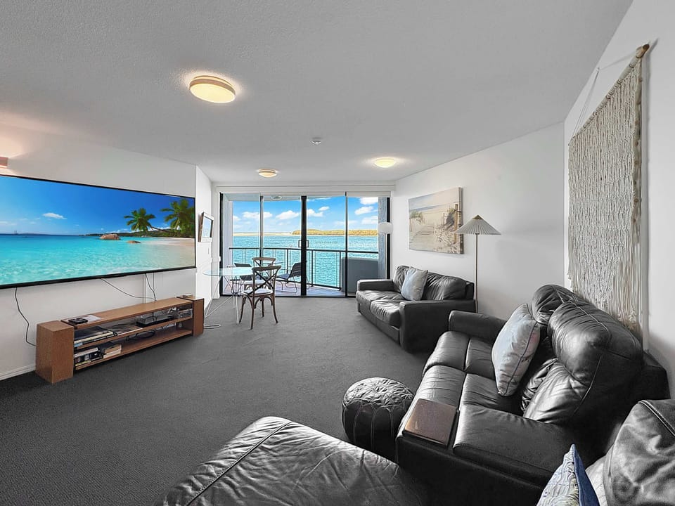 Bright Open Plan Living with Water Views