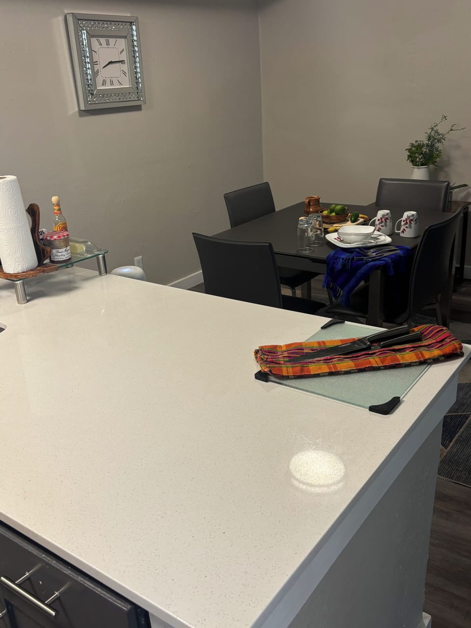 Access to a full kitchen and dining area