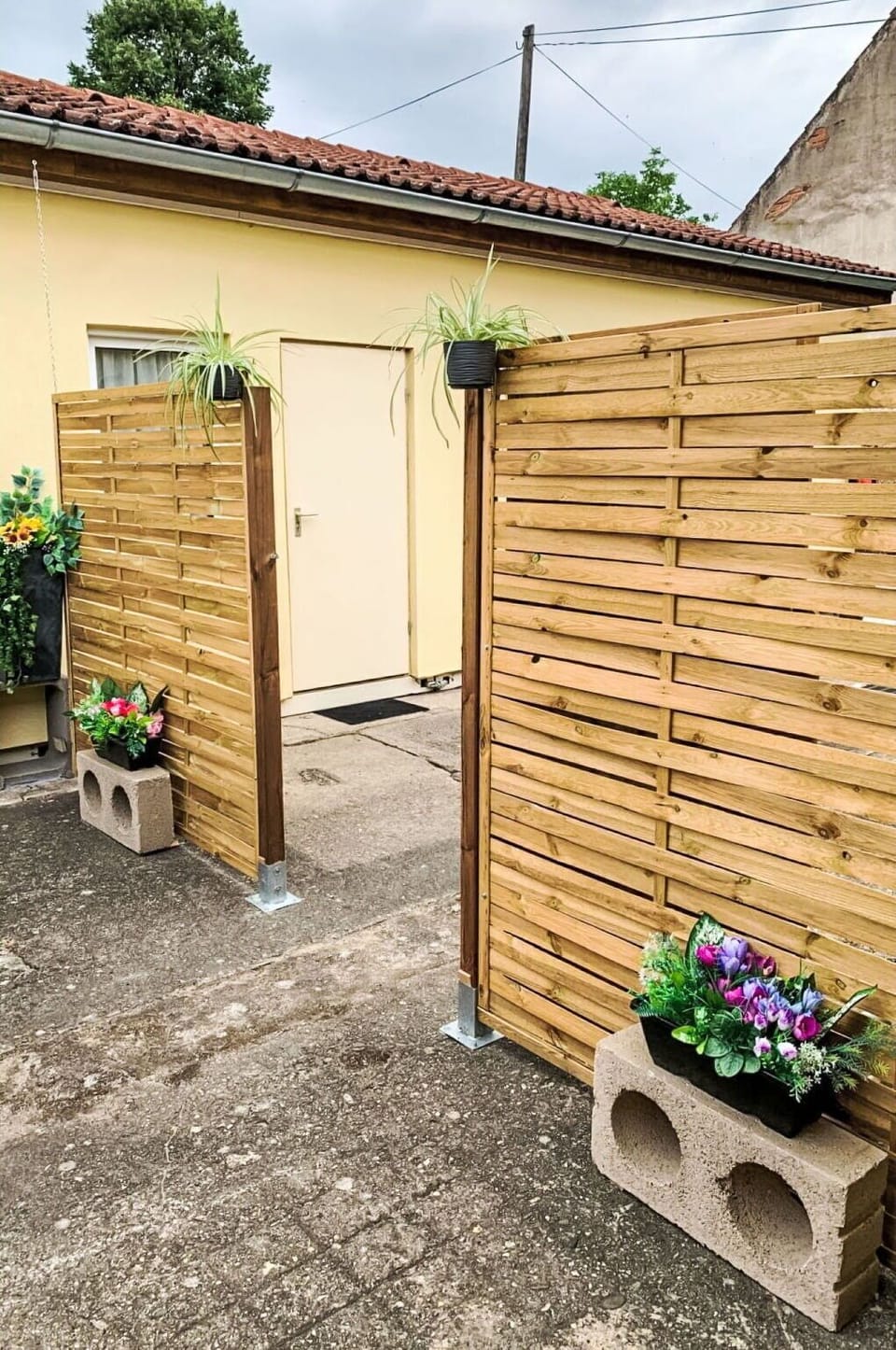 Wood, Flowerpot, Wood Stain, Hardwood, Plank, Houseplant, Backyard, Home Fencing, Fence, Plywood