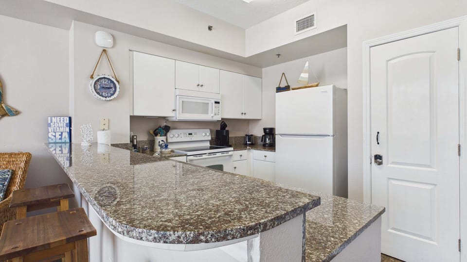 Full kitchen with breakfast bar and all the cooking essentials