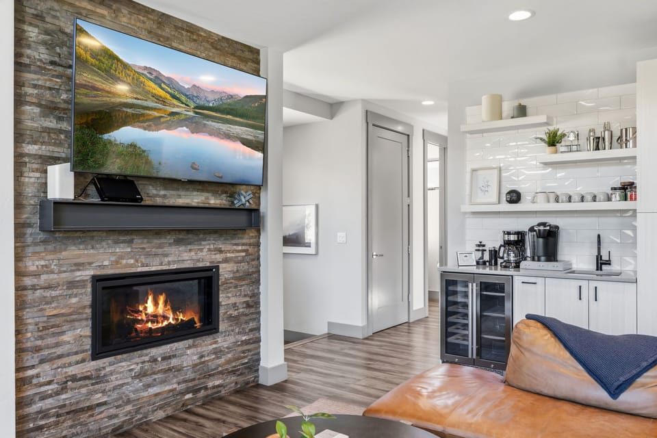 Thoughtfully Curated Interiors -
Warm, modern interiors create a refined and comfortable setting for every season in the Colorado mountains.