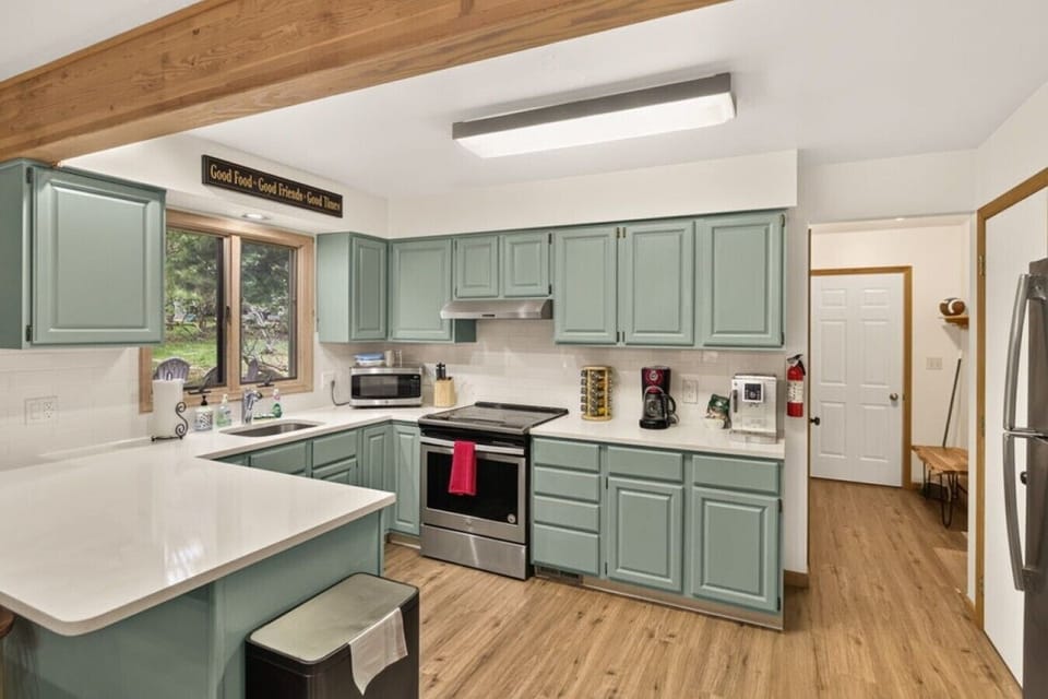 Coffee/tea maker, fridge, microwave, oven