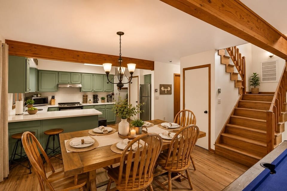 Spacious dining area connected to the fully equipped kitchen.