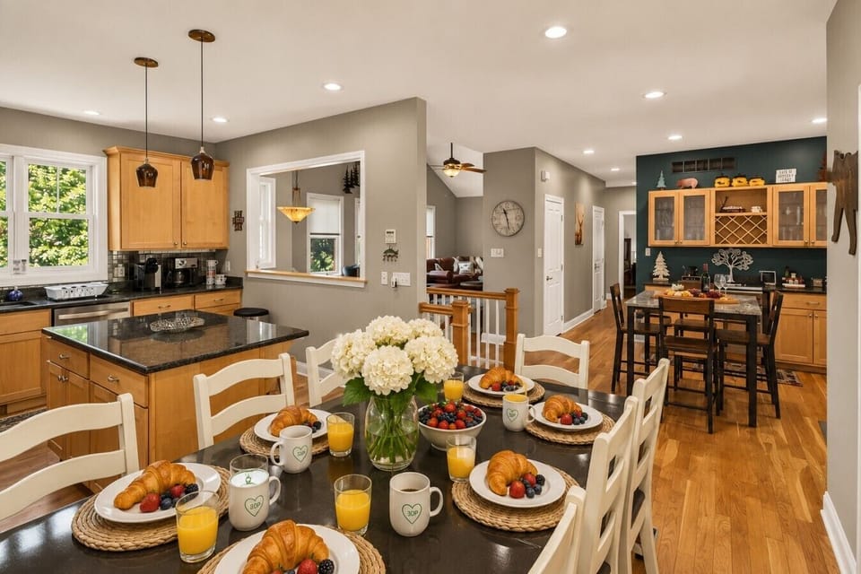 A fully equipped kitchen with everything you need for family feasts or quick snacks. 🍳🏡