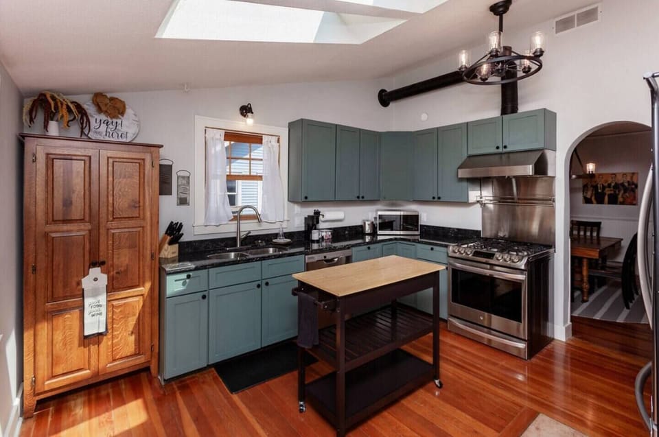 Full kitchen with everything you need to prepare meals