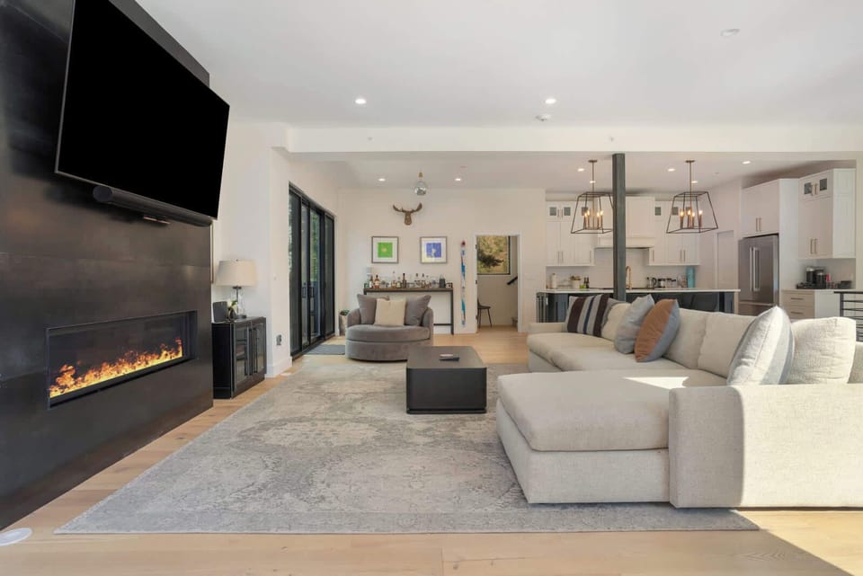 Living room: Gas fireplace, Smart TV, Sonos sound system, floor-to-ceiling windows
