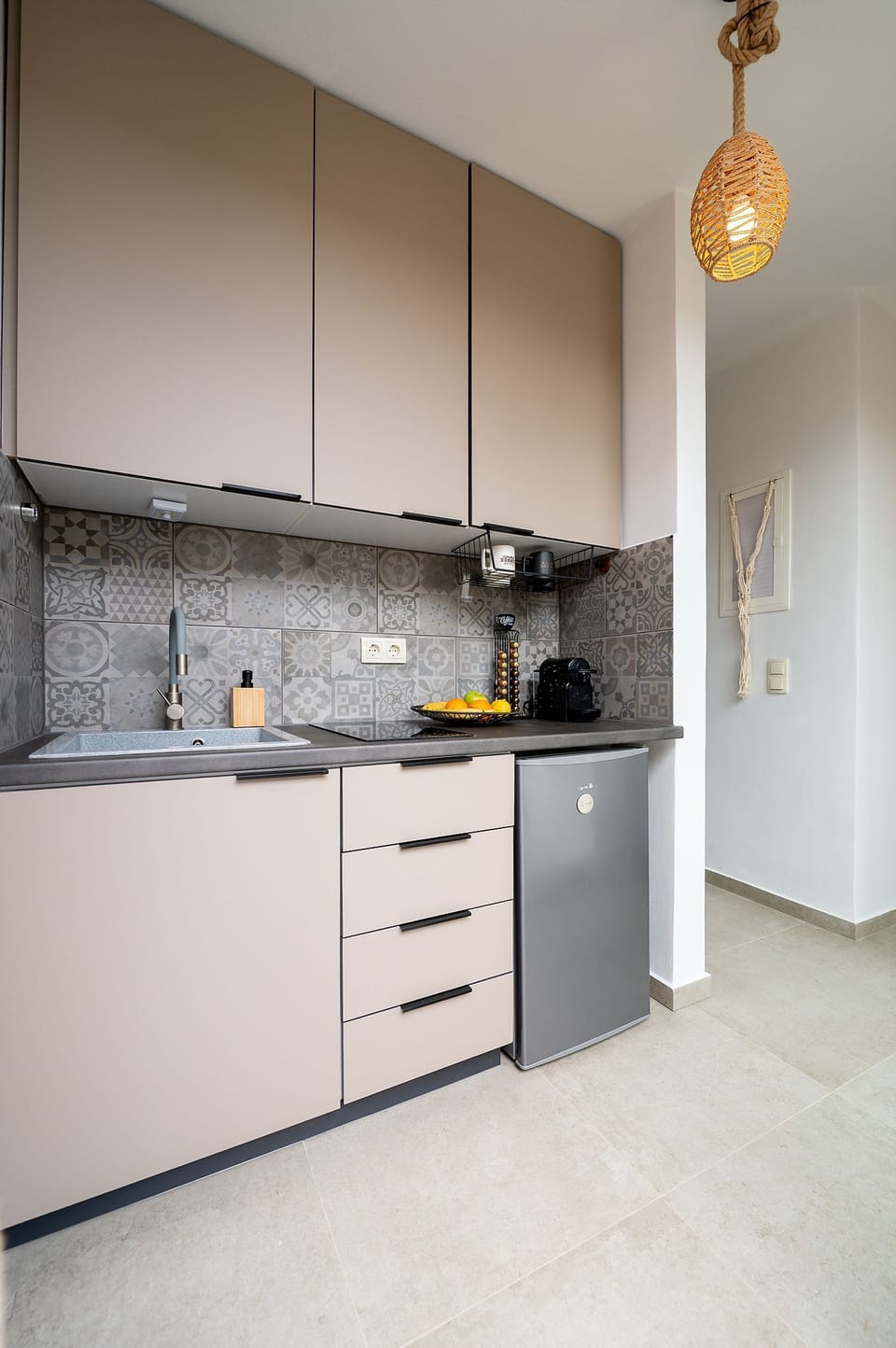 Coffee/tea maker, fridge, microwave, stovetop