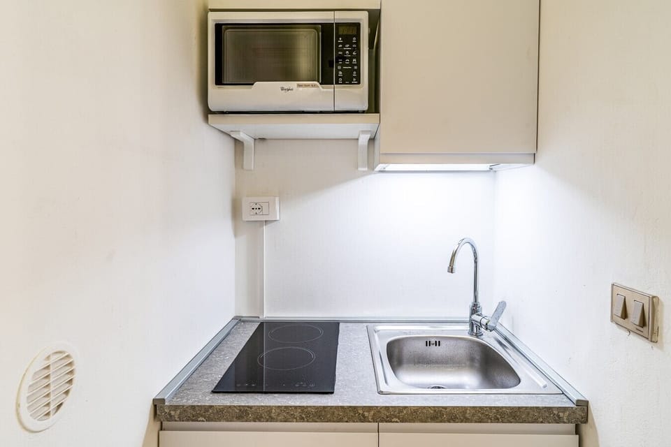 Coffee/tea maker, fridge, microwave, stovetop