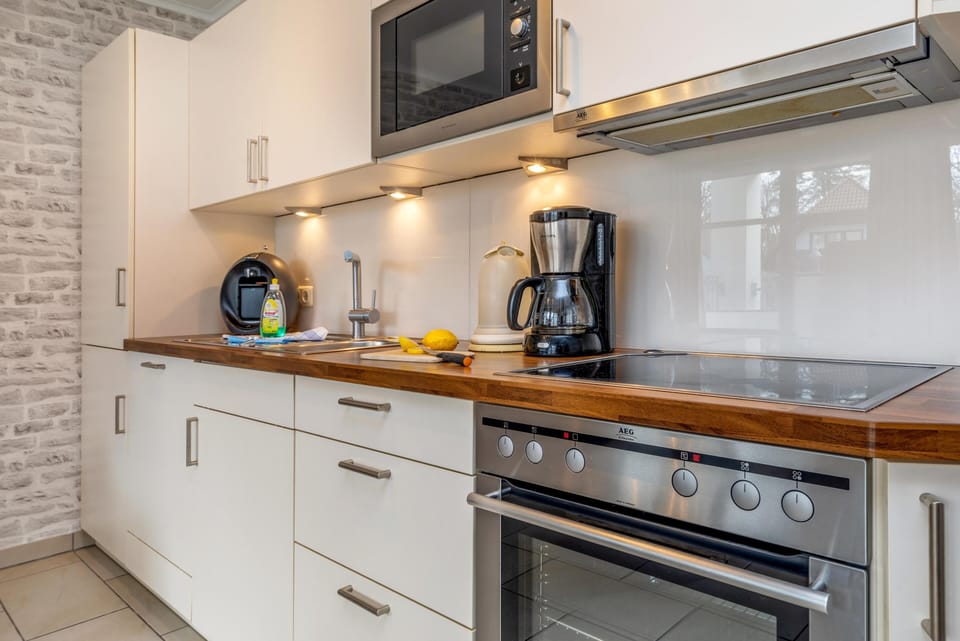 Coffee/tea maker, fridge, microwave, oven