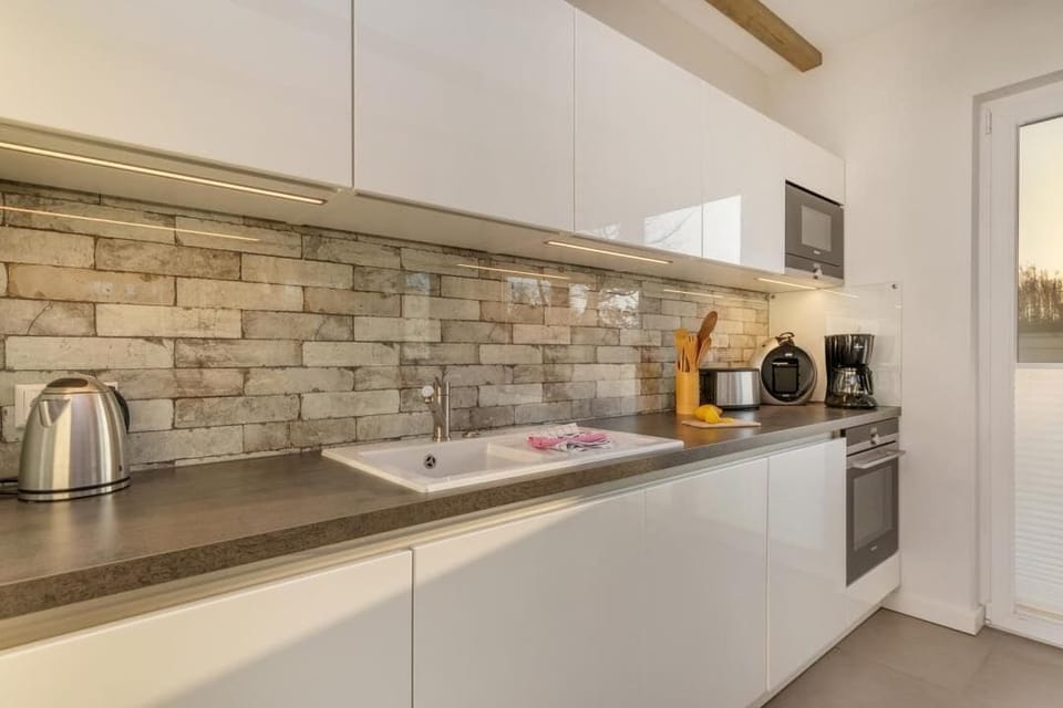 Coffee/tea maker, fridge, microwave, oven