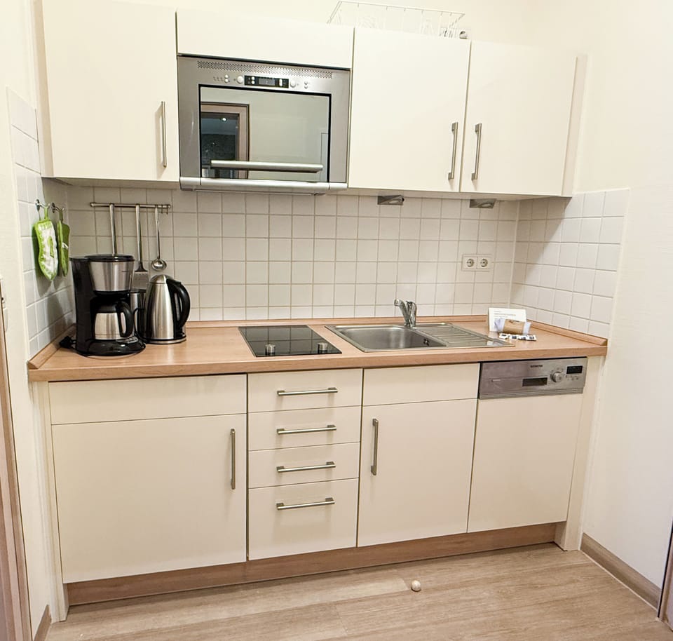 Coffee/tea maker, fridge, microwave, stovetop