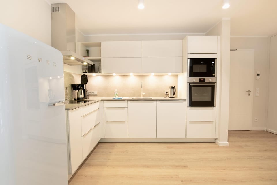 Coffee/tea maker, fridge, microwave, oven