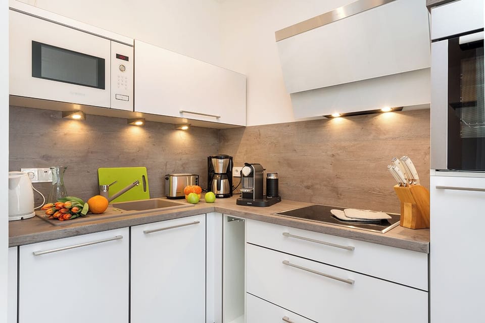 Coffee/tea maker, fridge, microwave, oven