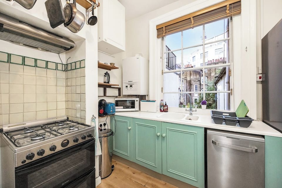 Fridge, oven, stovetop, electric kettle