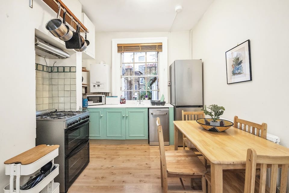 Fridge, oven, stovetop, electric kettle