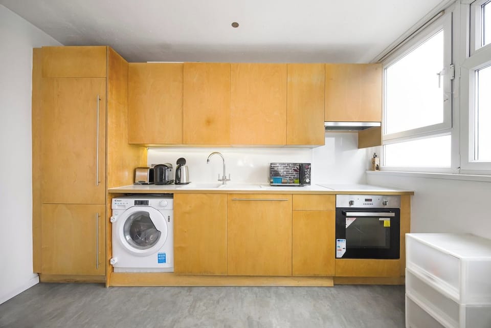 Coffee/tea maker, microwave, oven, stovetop