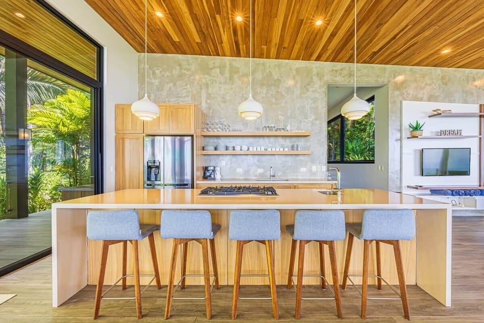 Stylish living room space with a full kitchen, lounge area, Flat TV screen and open-concept layout ideal for families, groups, or extended stays.