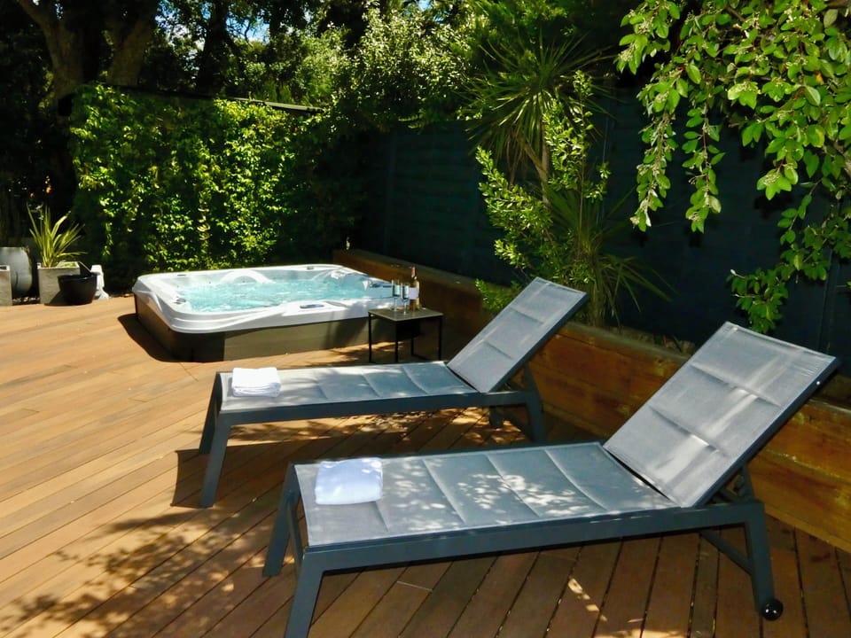 Outdoor spa tub