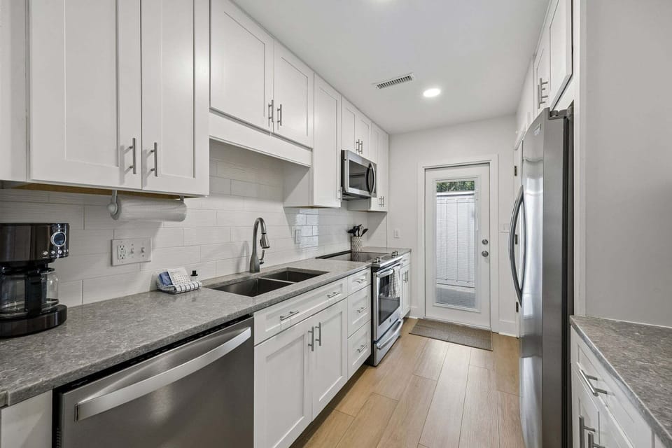 Full equipped kitchen and applainces