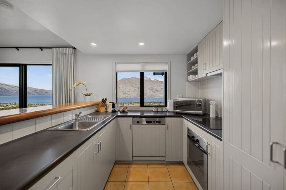 Well equipped kitchen to make meal prep a breeze