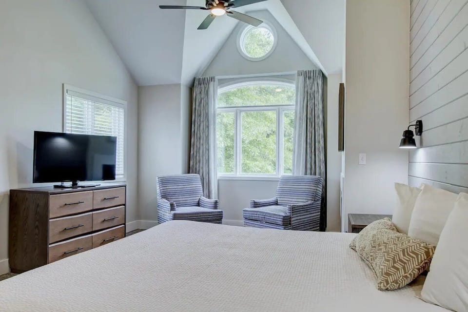 Bedroom. Interior and views may vary based on location and availability.