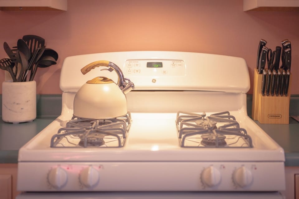 4 Burner stove with kettle in the top 