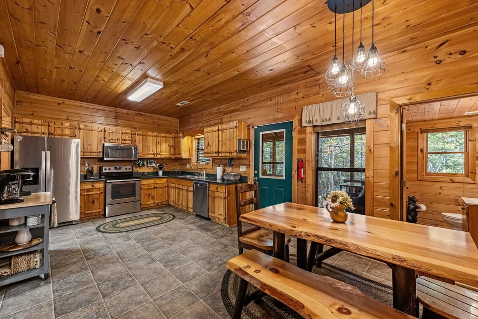 The spacious eat-in kitchen is well equipped for an unforgettable getaway​