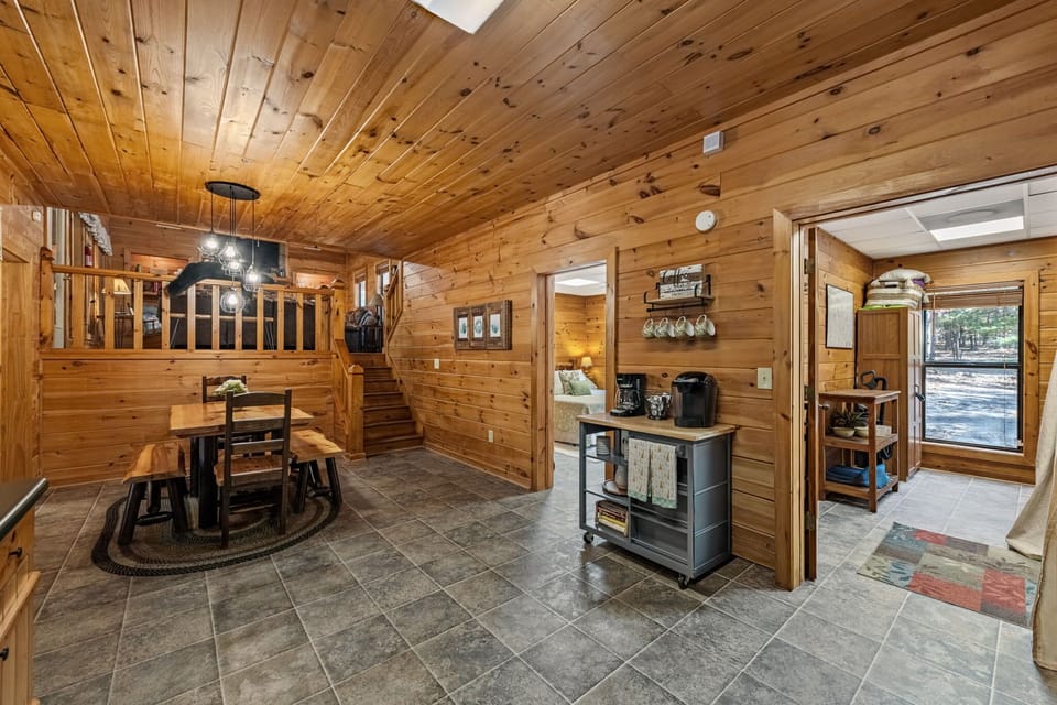 The spacious eat-in kitchen is well equipped for an unforgettable getaway​
