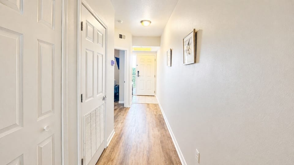 Open Floor Plan - Easy access between bedrooms, bathrooms, and living spaces.