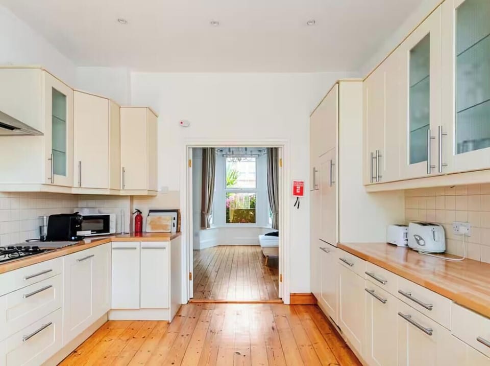 Kitchen to small lounge