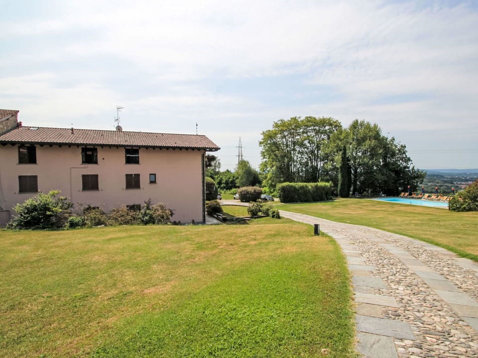 Grass, Land Lot, Plain, Lawn, Estate, Garden, Landscaping, Meadow, Yard, Farmhouse