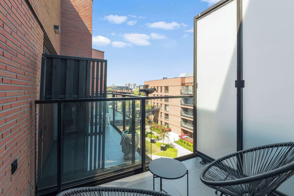 Ze studia prowadzi wyjście na balkon, który stanowi idealne miejsce na poranną kawę, chwilę relaksu lub wieczorny odpoczynek na świeżym powietrzu.