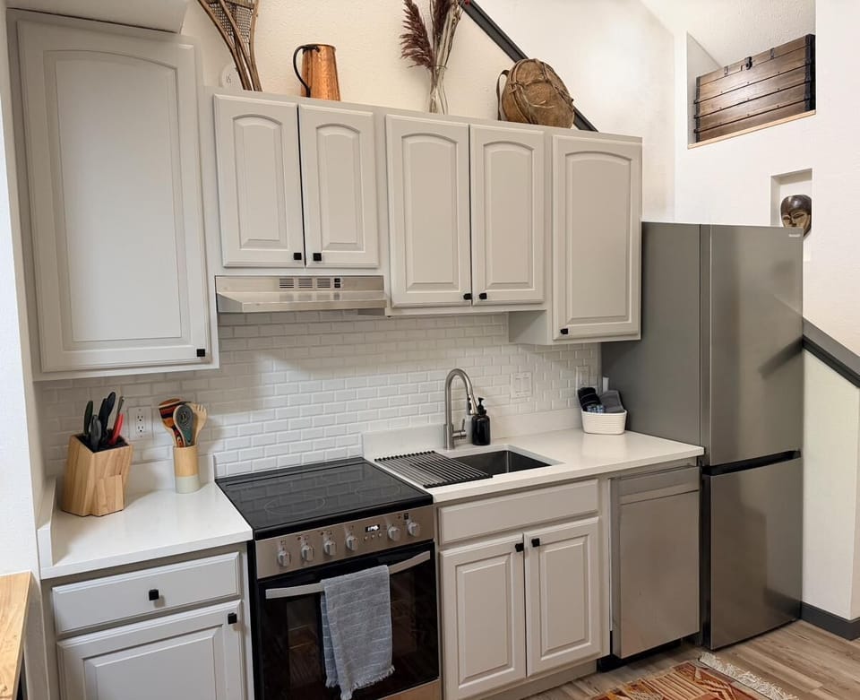 Well‑equipped kitchen with full appliances, cookware & essentials.