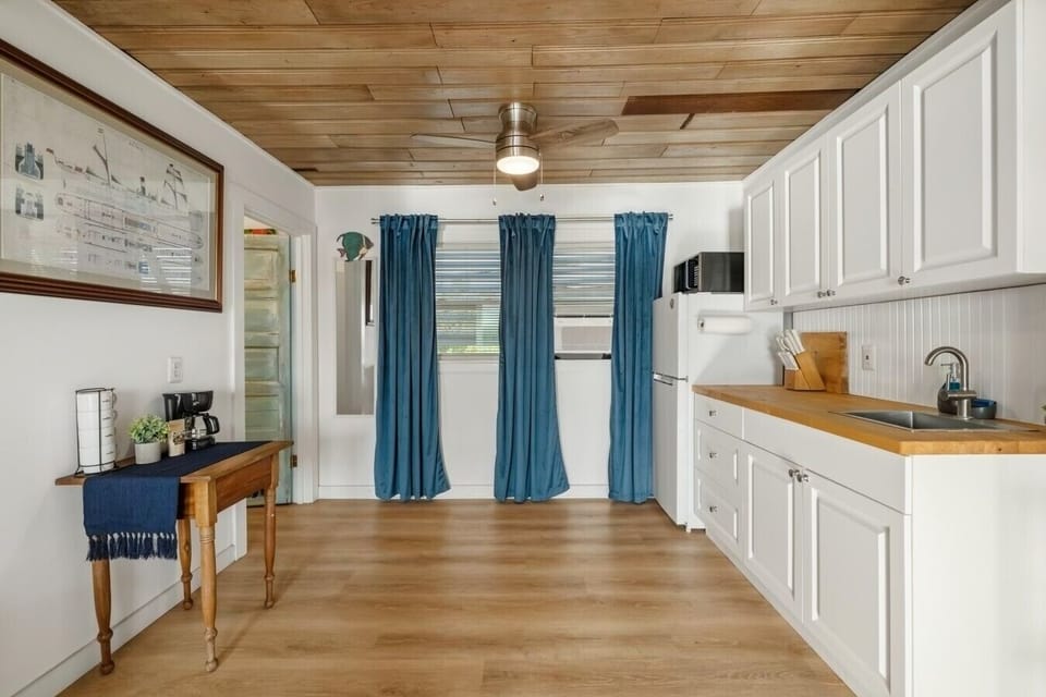 Kitchenette with cooking eyes