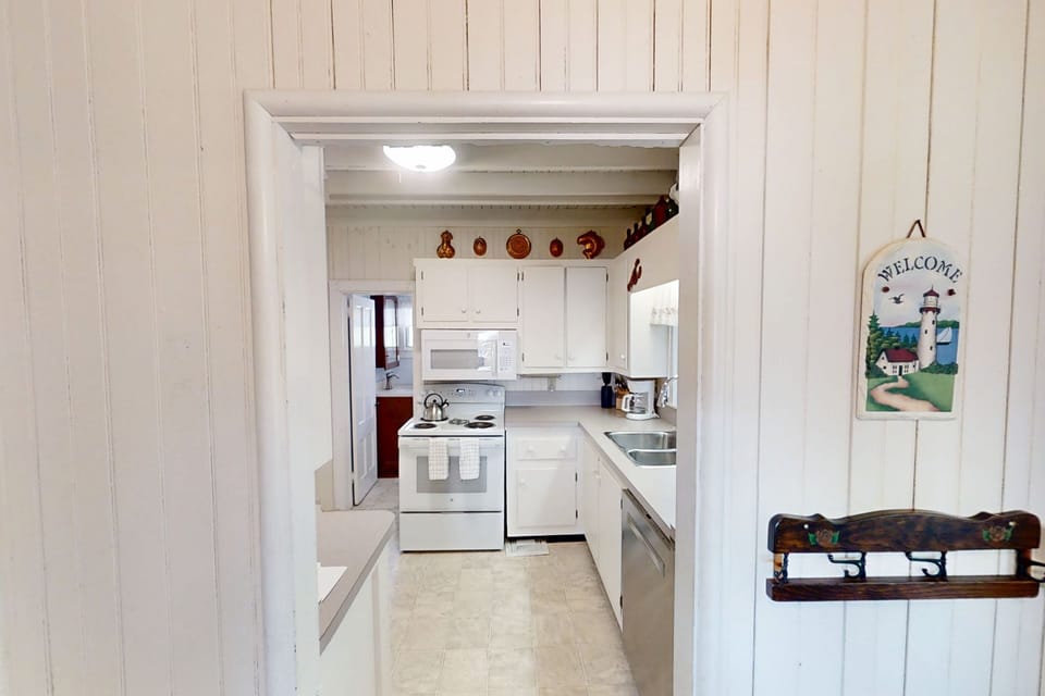 Entryway into kitchen area.