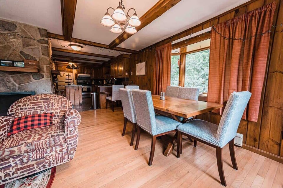 Dining room table suitable for up to 8 guests with the leaf inserted