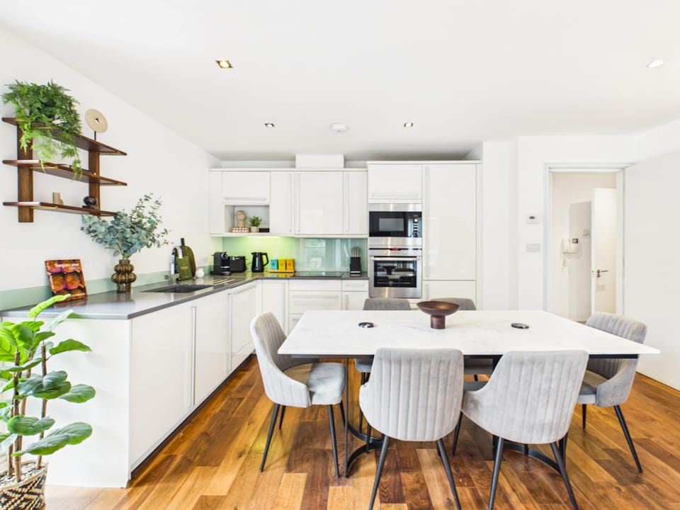 Westminster Spacious 2BR Apartment with Balcony Apartment in City of Westminster