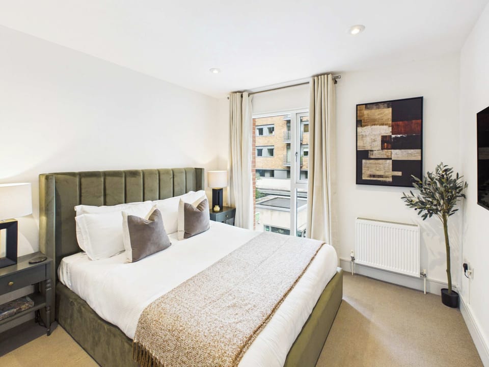 Westminster Spacious 2BR Apartment with Balcony Apartment in City of Westminster