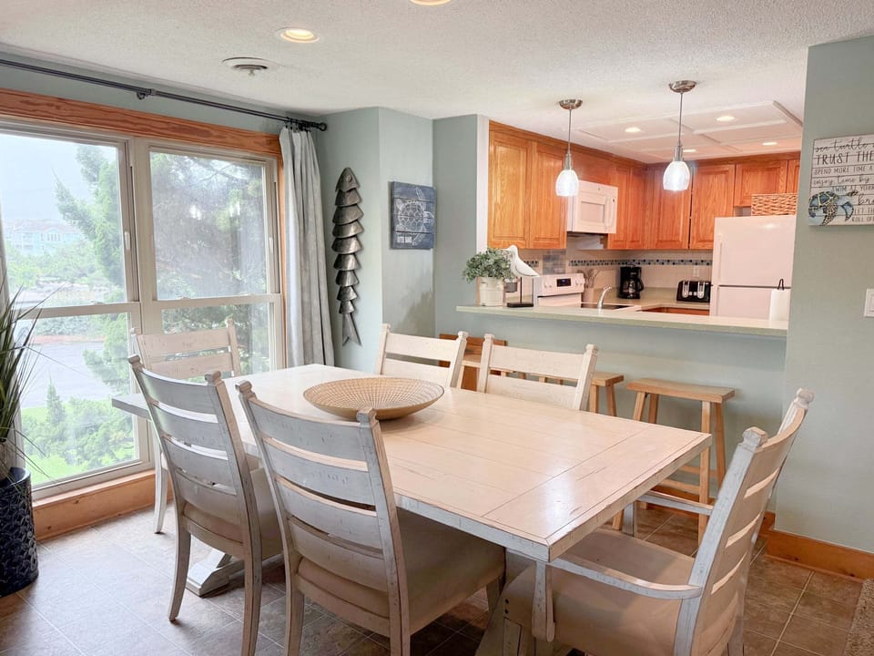 QE6: OBXCITEMENT | ML Dining Area - Seating for 6