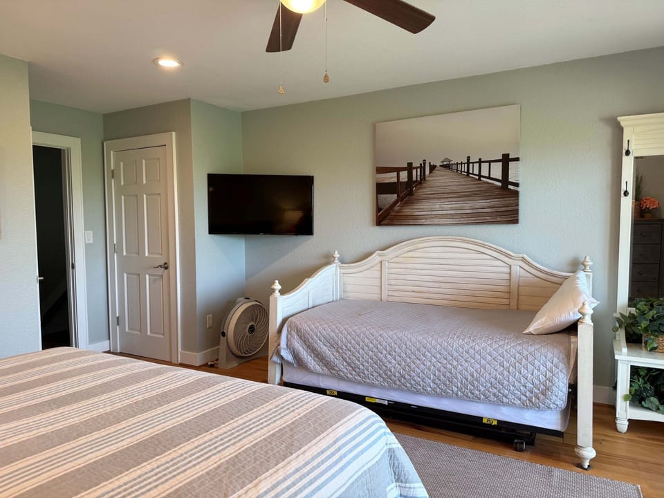 QF6: Carolina Treat | TL Bedroom 3 - King, Daybed w/Trundle, Private Bath, Deck Access
