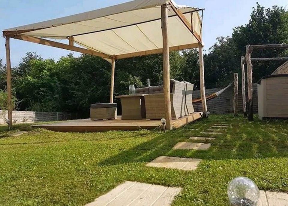 LES-SPAS-INSOLITES-Le-SPA-du-Moulin-Salon-De-Jardin