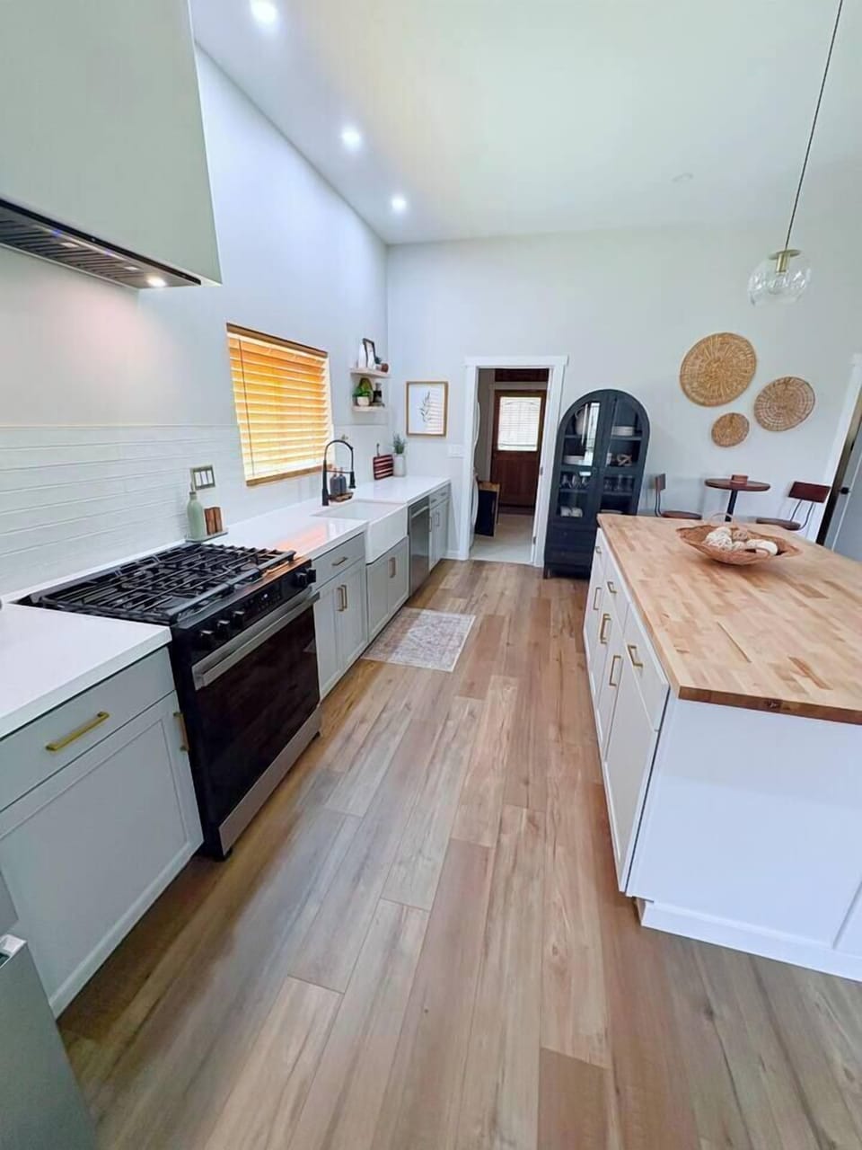 Fully equipped kitchen with large island perfect for entertaining 