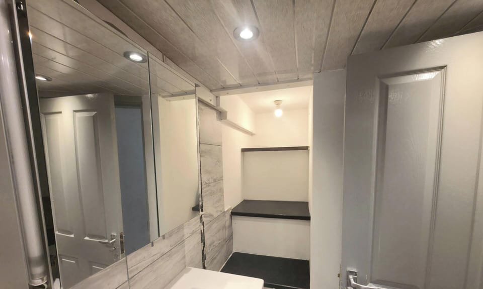 Bathroom & Toilet