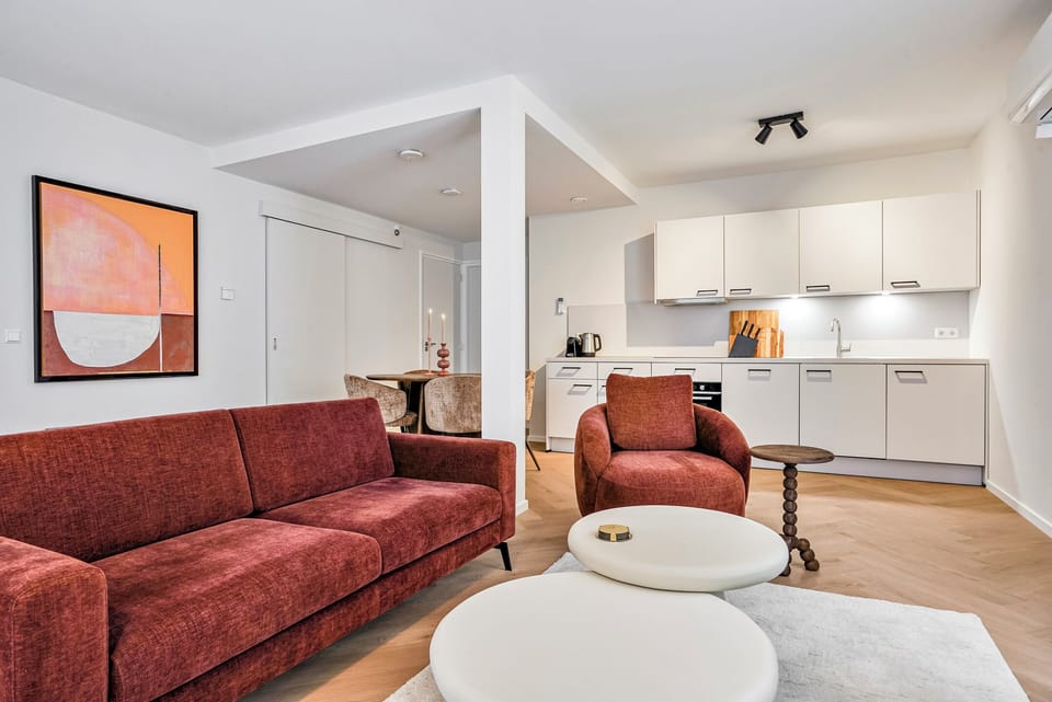 Modern 70m² apartment in Velden, Limburg featuring a stylish living room, fully equipped kitchen, Smart TV, high-speed WiFi, and air conditioning for a comfortable stay.