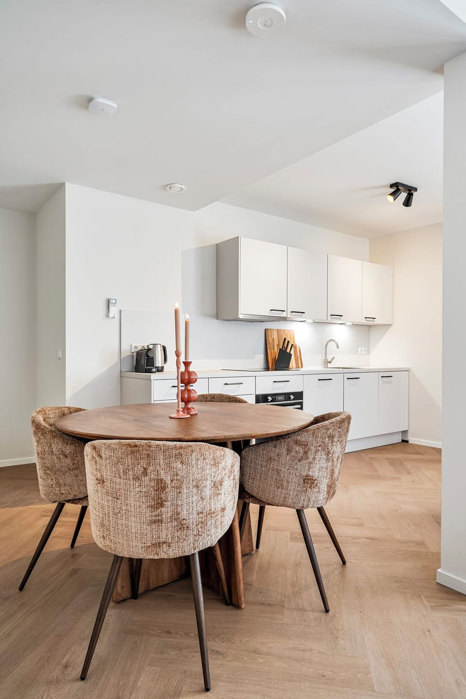 Open-plan kitchen and dining space with seating for four, modern appliances, and everything you need for short or extended stays in Velden.