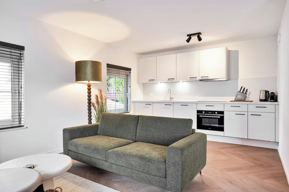 Open-plan living room connected to the fully equipped private kitchen, creating a spacious and welcoming atmosphere.