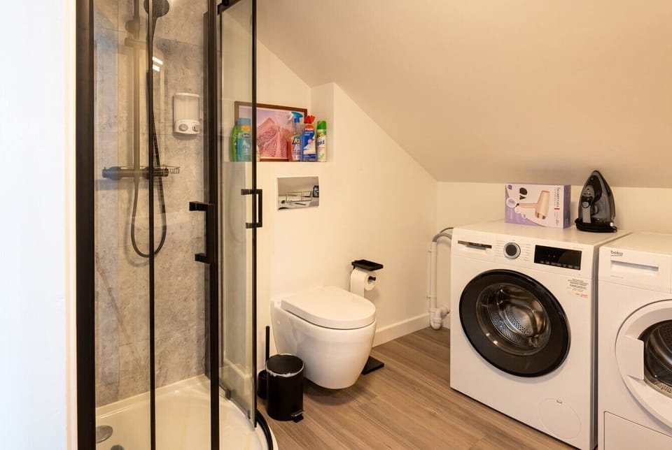 Handy en suite with walk-in shower and in-room washer and dryer