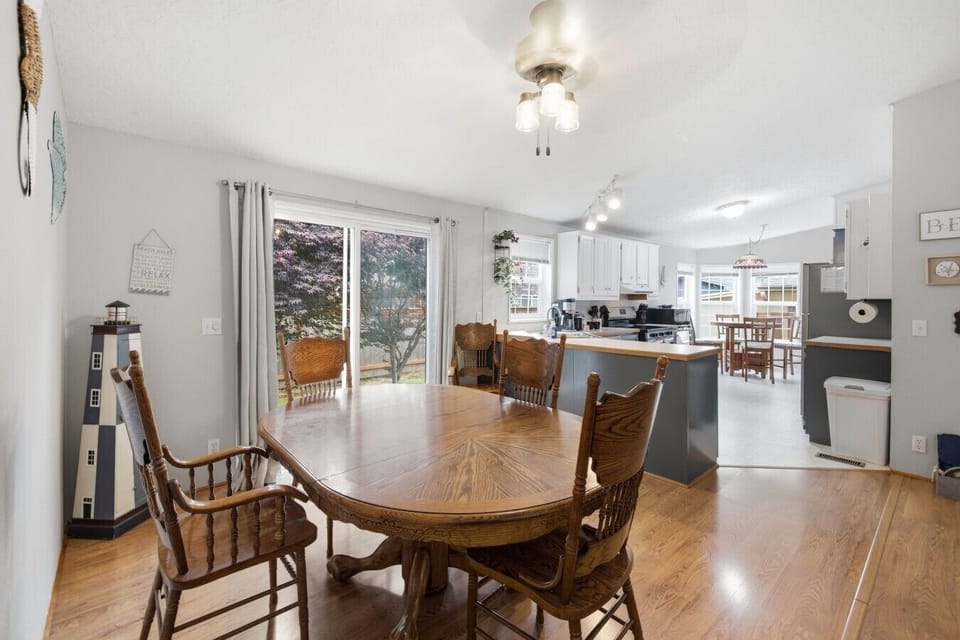 Open dining to kitchen