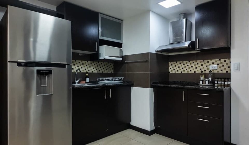 Cocina moderna y equipada. 